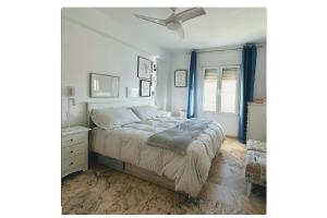 Ένα ή περισσότερα κρεβάτια σε δωμάτιο στο Romántica vista al paseo marítimo de Cádiz