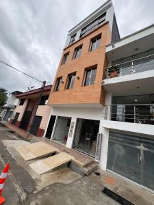 un edificio en construcción en una calle en Hotel El Cedro Exclusive, en Florencia