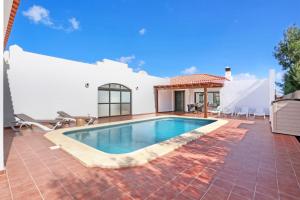 Swimmingpoolen hos eller tæt på Casa Dolly