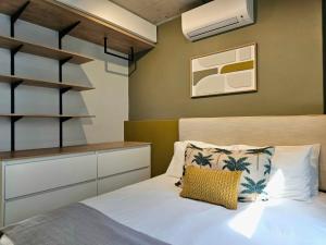 En eller flere senge i et værelse på FOUR on O -Fluent Serviced Apartments