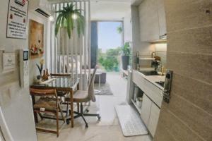 Η κουζίνα ή μικρή κουζίνα στο Rocco 513 - Corner 1 bedroom Serviced Apartment with Seaview