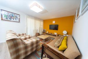 Una sala de estar con un sofá y un televisor. en Sand and Sea 25, en Swakopmund