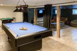 un tavolo da biliardo al centro di un soggiorno di RiverHouse a Ogunquit