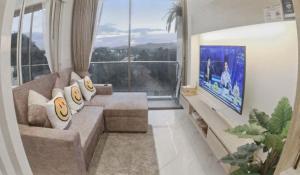 Μια τηλεόραση ή/και κέντρο ψυχαγωγίας στο Rocco 513 - Corner 1 bedroom Serviced Apartment with Seaview