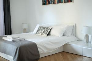 En eller flere senge i et værelse på Cvet Apartment 2