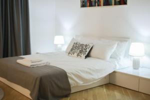 En eller flere senge i et værelse på Cvet Apartment 2 + 15 billeder