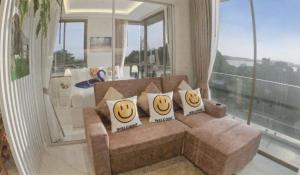 Χώρος καθιστικού στο Rocco 513 - Corner 1 bedroom Serviced Apartment with Seaview