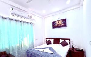 Un dormitorio con una cama y una cortina azul. en Majestic Inn Home Stay, en Varanasi
