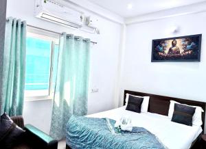 Un dormitorio con una cama con un animal de peluche encima. en Majestic Inn Home Stay, en Varanasi