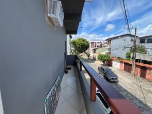 - Balcón con vistas a la calle en Apto Ninho Sereno em ilheus, en Ilhéus