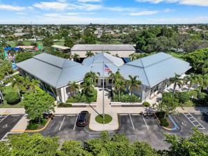 een uitzicht op een gebouw met een parkeerplaats bij Inland condo with pool and steps to beach/food/shops in Marco Island