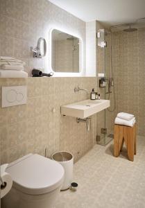 Koupelna v ubytování Hotel 1904 + 88 fotografií