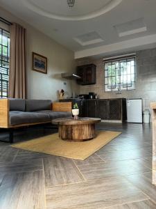 un soggiorno con un divano e un tavolino da caffè di Cj VILLA a Karatu