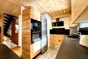 Kuchyň nebo kuchyňský kout v ubytování Cozy chalet in Combloux near the slopes