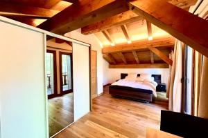 Postel nebo postele na pokoji v ubytování Cozy chalet in Combloux near the slopes