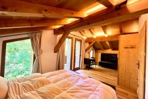 Postel nebo postele na pokoji v ubytování Cozy chalet in Combloux near the slopes + 25 fotografií