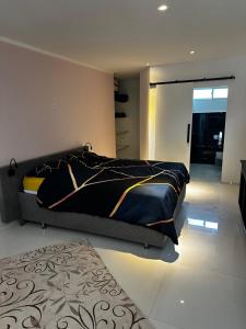 Un dormitorio con una cama y una alfombra en el suelo. en Latinos Casa with pool, en Maragogi 14 fotos más