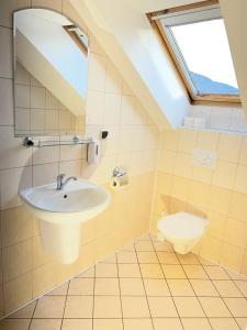 Oravský Biely PotokにあるPenzión Centrumの洗面台とトイレ付きのバスルーム +57枚の写真