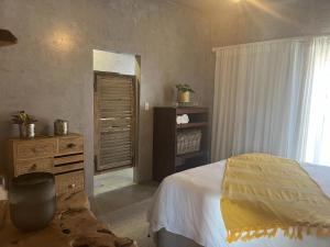 En eller flere senge i et værelse på Revival House Shalom + 7 billeder