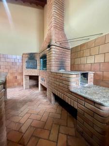 イーリャ・コンプリーダにあるCasa Triunfoの部屋の真ん中にある大きなレンガ造りのオーブン