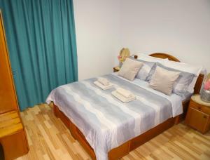 ein Schlafzimmer mit einem Bett, auf dem zwei Handtücher liegen in der Unterkunft Rent Apartments Barlad 2 in Bîrlad