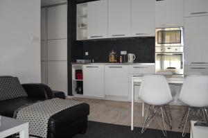 Kuchyňa alebo kuchynka v ubytovaní Apartamenty Szczęśliwe Sny