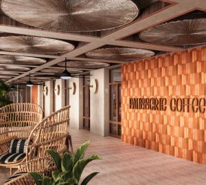 Corendon Hydros Club Kemer في كيمير: ردهة بها كراسي من الخيزران ولافتة مكتوب عليها "قهوة الديناصورات"