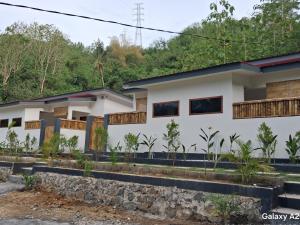 a house in the middle of a forest at Niviwa Guest house in Kuta Lombok +8 photos