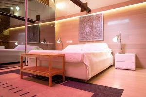 Un pat sau paturi într-o cameră la Amenano Luxury