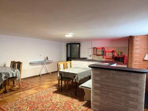 Una cocina con una mesa y un comedor. en Garage, en Yaremche