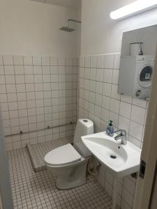 Un baño de Lejlighed 3 fotos más