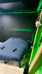 Ένα ή περισσότερα κρεβάτια σε δωμάτιο στο Love Room - Jungle expérience +10 φωτογραφίες