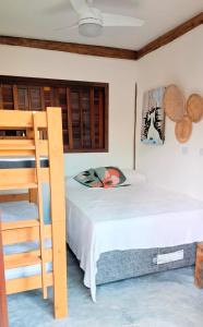 una camera con un letto a castello e una scala di Suíte Capiá a Ubatuba