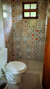 un bagno con wc e parete piastrellata di Suíte Capiá a Ubatuba