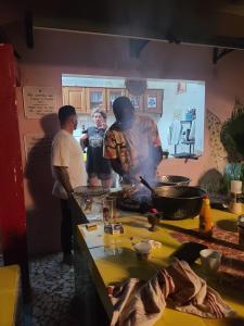 Chez Sofia في سانت-لويس: مجموعة من الأشخاص يقفون حول طاولة في المطبخ +34 صورة