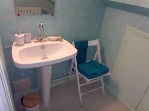 La Roseliére في Bazenville: حمام مع حوض أبيض وكرسي