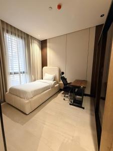 a bedroom with a bed and a desk in it at Luxury Apartment شقه الفخامه في المونسيه in Riyadh