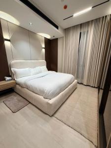 a bedroom with a large white bed in it at Luxury Apartment شقه الفخامه في المونسيه in Riyadh