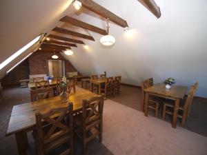 克拉科夫的住宿－Pensjonat Pola，用餐室配有木桌和椅子