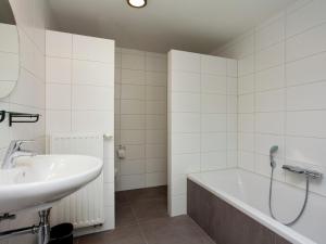 Ένα μπάνιο στο Country House in a hotel atmosphere with Sauna in Swolgen +33 φωτογραφίες