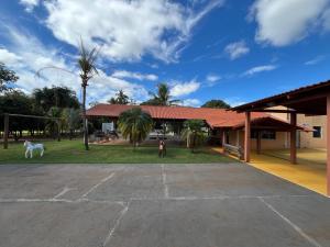 een lege parkeerplaats voor een gebouw met een paard bij Hotel Fazenda Flamarion in Lagoa Santa