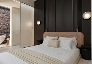 Postel nebo postele na pokoji v ubytování Evgoro Luxury Suites + 90 fotografií