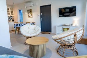 a living room with two chairs and a table at La Jura in Podlesice