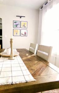 Χώρος καθιστικού στο BikeslParkPasslPizzaOvenlSnoConelYouTubeTVlEV