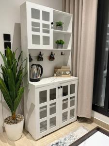 Η κουζίνα ή μικρή κουζίνα στο شقة فخمة مع جلسة خارجية - Self Entry