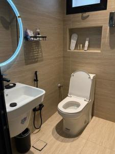 Ένα μπάνιο στο شقة فخمة مع جلسة خارجية - Self Entry