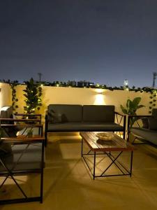 Μπαλκόνι ή βεράντα στο شقة فخمة مع جلسة خارجية - Self Entry