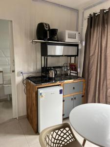 Containers Schmitz في فلوريانوبوليس: مطبخ صغير مع موقد وطاولة