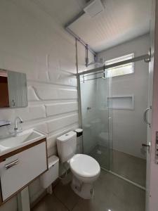 Containers Schmitz في فلوريانوبوليس: حمام مزود بمرحاض ودش زجاجي