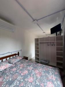 Containers Schmitz في فلوريانوبوليس: غرفة نوم مع سرير كبير وتلفزيون